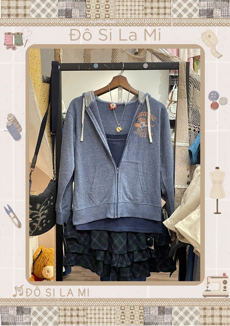 Áo khoác hoodie xanh navy phối chân váy xếp tầng đen
