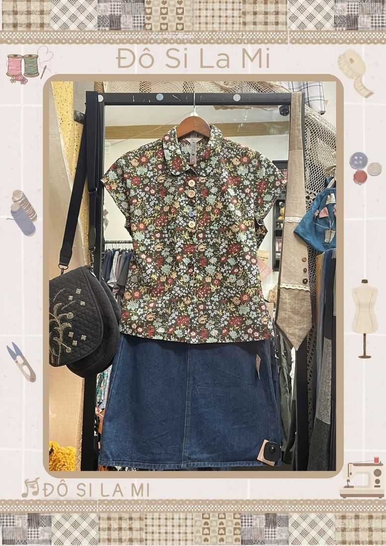 Áo sơ mi họa tiết hoa nhỏ phối chân váy denim xanh