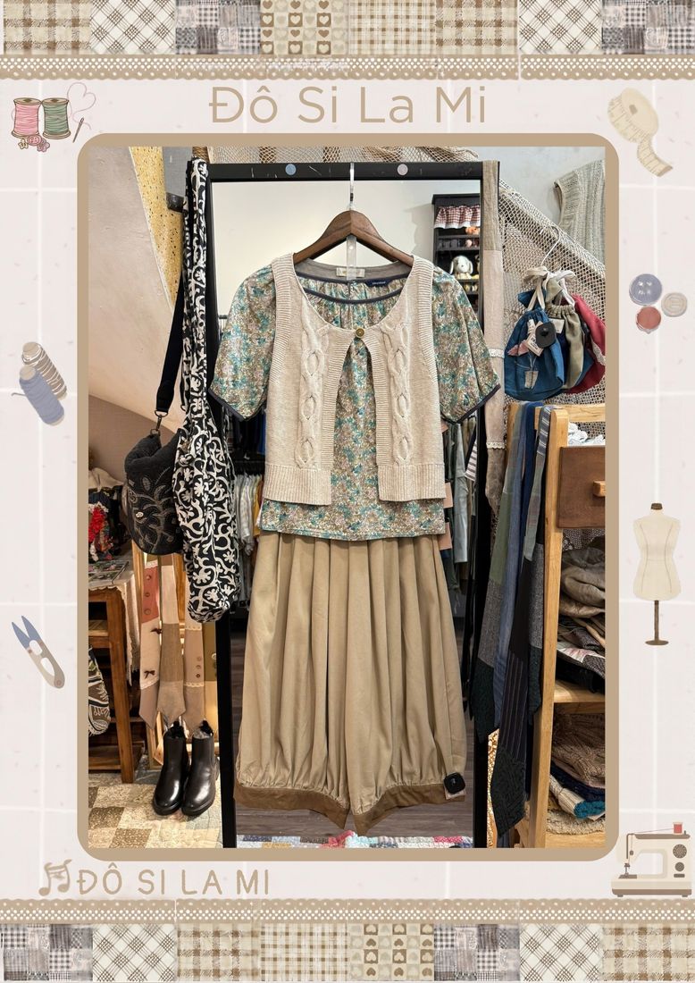 Áo cardigan hoa nhí kem phối quần lửng nâu be