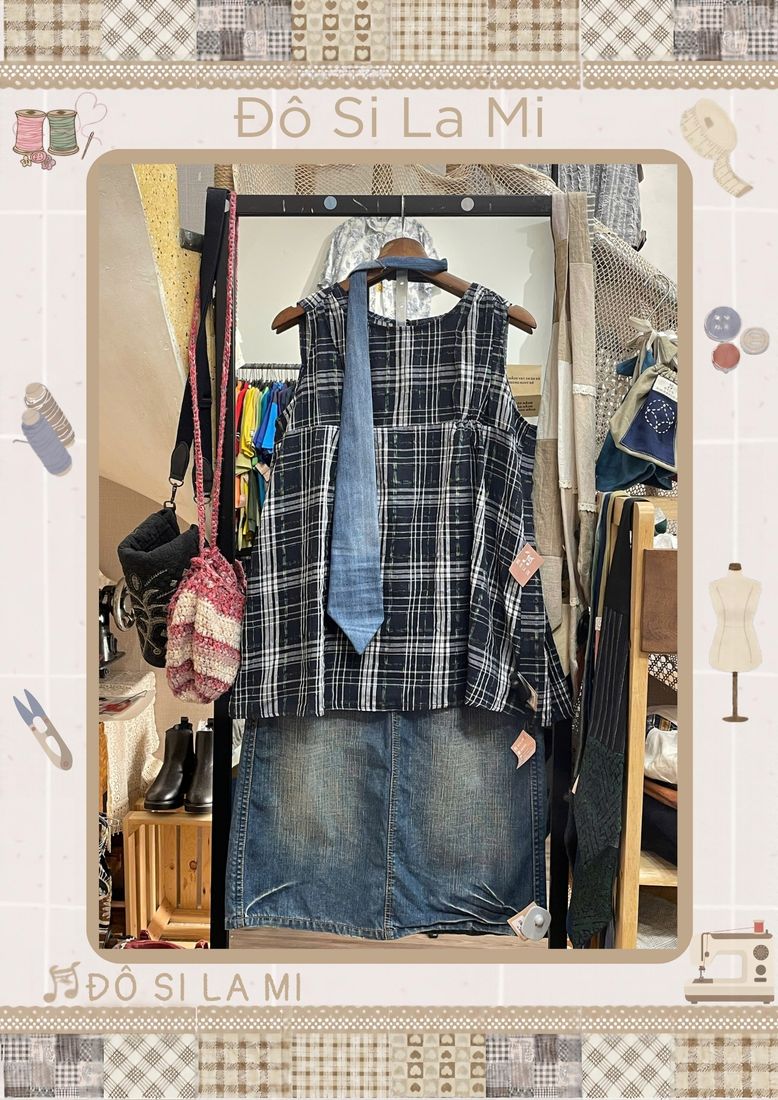 Áo caro xanh navy không tay phối chân váy denim xanh