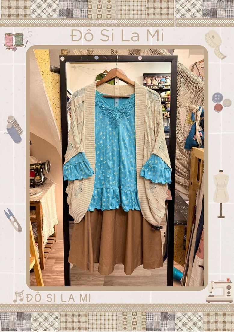 Áo cardigan kem phối áo hai dây xanh dương ren và chân váy nâu