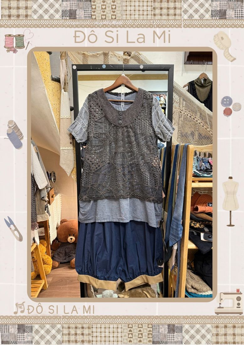 Áo dệt kim xám phối áo xanh và quần lửng denim xanh