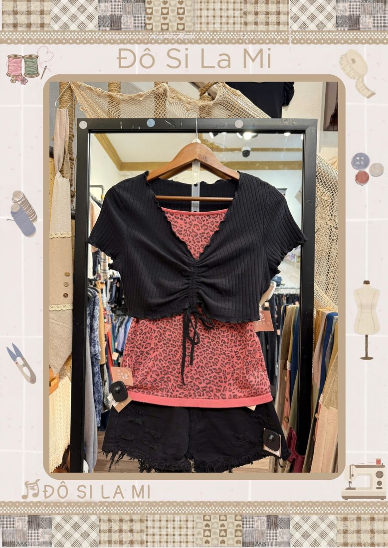 Áo dệt kim đen phối áo hồng họa tiết báo và quần short đen