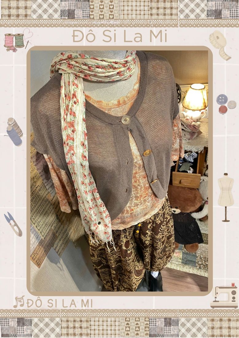 Áo cardigan mỏng nâu phối khăn choàng họa tiết hoa và quần lửng nâu họa tiết