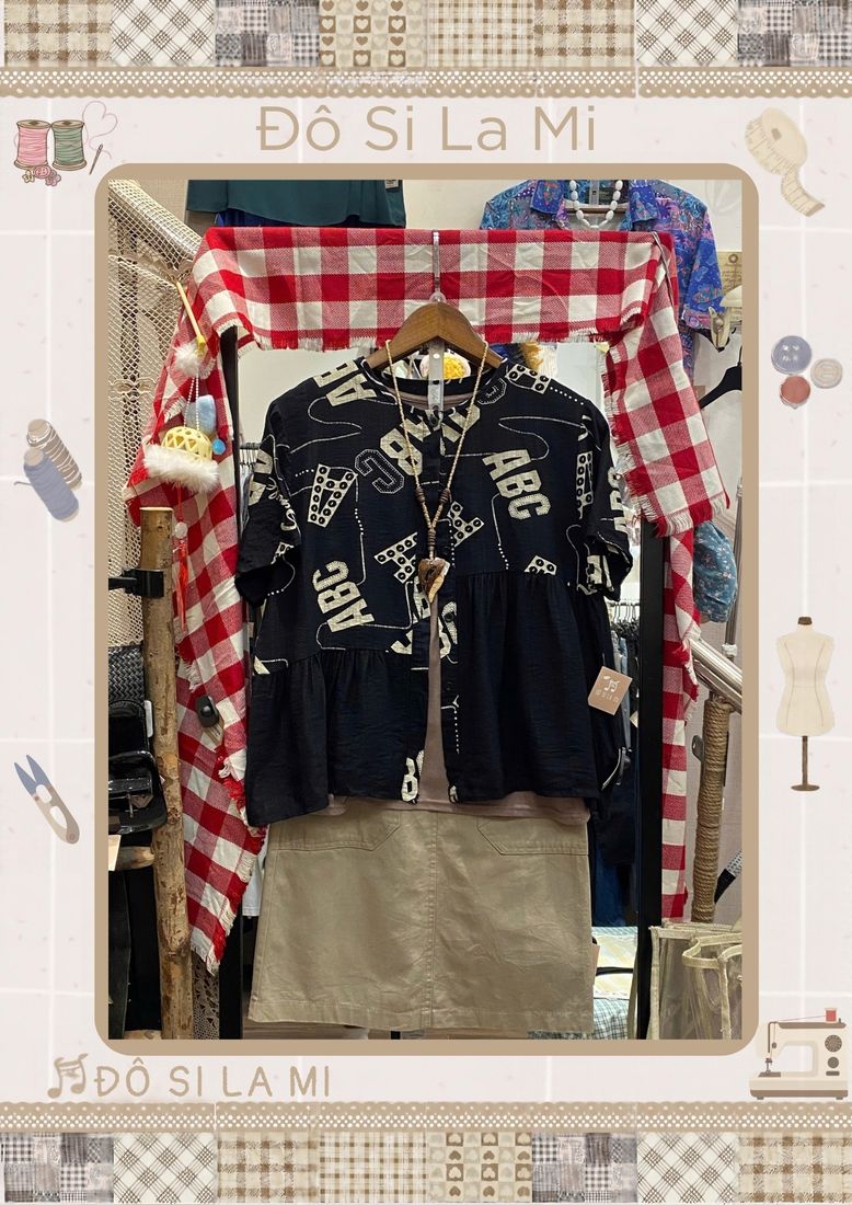 Áo hai dây họa tiết chữ đen trắng phối áo cardigan đen và quần short be